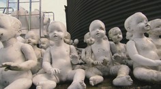 Scéna jako z hororového filmu. Žena má doma 40 000 starých figurín