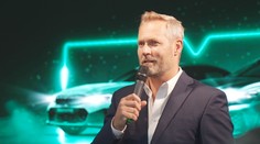 Ondřej Novotný moderoval otevření autosalonu. Na akci přišla i kapela Mig 21
