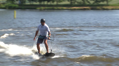 Český olympionik vyměnil lyže za motorový surf, prkno stojí jako auto