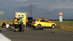 BMW nedalo přednost a srazilo u Prahy motorkáře. Zemřel na místě