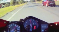 Šílenec na motorce prosvištěl jihočeskou vesnicí 200 km/h!