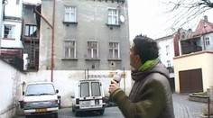 Padající cihla vážně zranila dvouleté dítě
