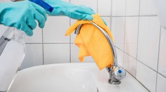 Test čističů koupelen: Některé nenávratně poškozují povrchy!