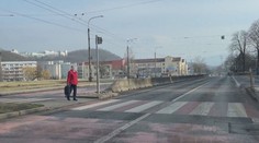 Řidič v ukradeném autě srazil chodkyni, místo pomoci jí sprostě nadával