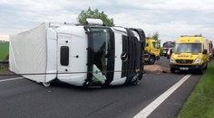 Na D8 se převrátil kamion, dálnici na Ústí zablokoval na půl dne