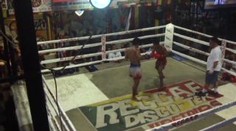 VIDEO: Brutální souboj v ringu přinesl několik K.O. i rány železem