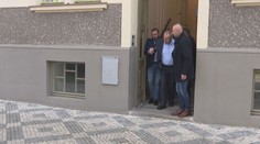 Zemanova kancelář je nedůstojná, myslí si lidé. Bez pomoci se tam nedostane