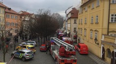 U Karlova mostu vzplál byt, zraněnou ženu odvezla záchranka!