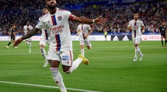 Dvě penalty a dvě červené. Lyon divočinu zvládl. Skóroval i Lacazette