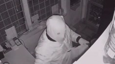Dvojice mužů vykradla benzínku na Lounsku, pátrá po nich policie