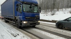 Dopravu v Česku komplikuje ledovka i sněhové jazyky. Sněžku zasáhl orkán