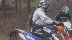 V přírodní rezervaci řádili motorkáři. Lesníkům nadávali, jeden je natočil