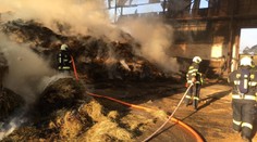 Hasiči zápasí s obřím požárem skladu sena v Táboře, škoda přesáhne milion