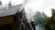 Hašení chaty u Brna komplikoval hustý dým, škoda je 800 tisíc