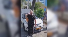 VIDEO: Nevybuchlá raketa skončila zapíchnutá v autě. Lidé se vedle ní fotili