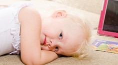 Holčička trpí vzácným syndromem. Smějí se jí, že vypadá jako slavný politik
