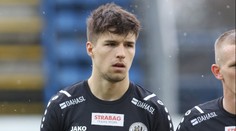 Je to frajer. Český fotbalista riskoval život, ve tmě na silnici zachraňoval žáby