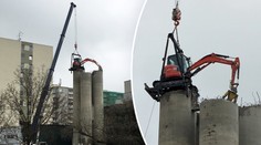 VIDEO: Bagr zavěšený na jeřábu drtil komín na kusy!