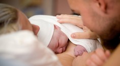 Otec kvůli covidovým opatřením nemohl k porodu. Ústavní soud se ho zastal