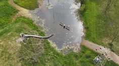 U Pardubic řeší vážný problém. Z dětského hřiště je už několik měsíců rybník