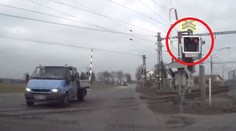 VIDEO: Hazardér na přejezdu. Mohl zabít sebe i jiné!