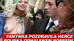 Odhaleným poprsím pozdravila fanynka herce Rourka