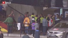 SERVALI SE JAK KONĚ! V Jihlavě řádili hokejoví fanoušci. Zasahovali těžkooděnci