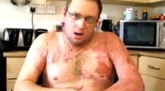 Příliš se navoněl, u grilu mu chytlo oblečení
