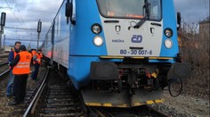 Vlak v Teplicích jel na červenou. Na výhybce vykolejil