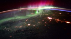 Fotky nádherné polární záře, astronauté posílají pozdrav z ISS