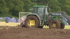 VIDEO: Bahenní fotbal, traktory na hřišti a obrovské zapalení