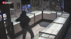 CELÉ VIDEO: Bleskové PŘEPADENÍ ZLATNICTVÍ v Hodoníně