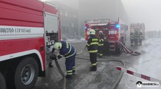 Na Mostecku hořela výrobní hala! Hasiči evakuovali stovku lidí