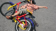 Muž chtěl pomoci sraženému cyklistovi (11), místo toho skončil zmlácený v nemocnici!