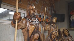 Zručnost i tvrdá práce. Řezbář předvedl, jak vznikají betlémy v životní velikosti
