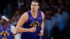 Obhájci titulu v NBA na úvod porazili Lakers, hvězdný Jokič zastínil Jamese