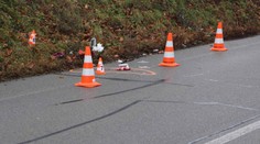 Žena (†58) přecházela silnici u zastávky autobusu, srazilo ji auto