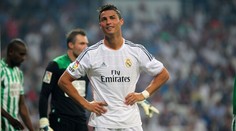 VIDEO: Ronaldo zkoušel nůžky, ale míčem se napálil do obličeje