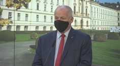 Zavírat obchody a restaurace nebudeme, slíbil Babiš ve Sněmovně
