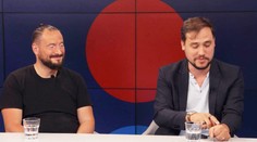 Ekonom má v ruce čip s platební kartou. Technologie změní pracovní trh, shoduje se s IT expertem