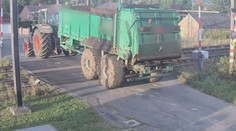 VIDEO: Tohle předcházelo srážce. Rychlovlak smetl traktor na kolejích