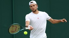 Postoupil na Wimbledonu z kvalifikace a odjel domů na pohřeb. A pak zase vyhrál