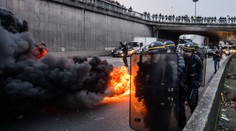 V centru Paříže hoří barikáda z pneumatik, zasahovala i policie