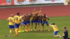 VIDEO: Použil kopačku jako foťák! Vyfasoval žlutou kartu