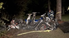 Podivná nehoda. Dva lidé zemřeli, za volantem Tesly ale nikdo neseděl