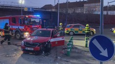 Hasiči se v Praze srazili s osobním autem, dva lidé jsou zranění