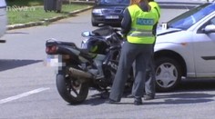 Motorkář boural u pohřebního ústavu. Lehce se zranil