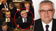 V NOCI pracují jen KU..Y a ZLODĚJI!, vztekal se poslanec ČSSD. A co doktoři a hasiči?