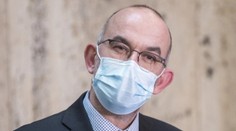 Roušky venku o samotě byly nezákonné. Jejich nošení před rokem nařídil Blatný