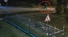 Tohle se zloději nepovedlo! Ve sněhu nechal stopy až ke svému domu